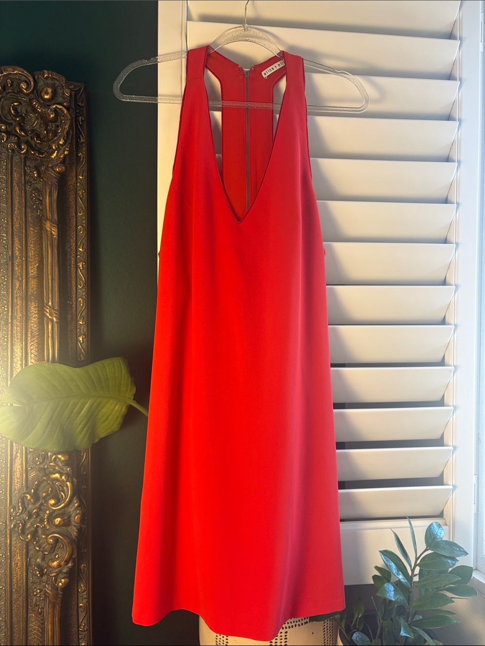 Alice + Olivia Halle Red T-Strap V-Neck Mini Shift Dress EUC, size M/L